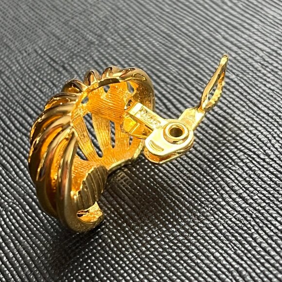 Vintage MONET Gold Tone Clip On Earrings - Picture 5 of 10